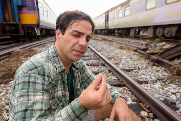 Foto man kijkt naar trein