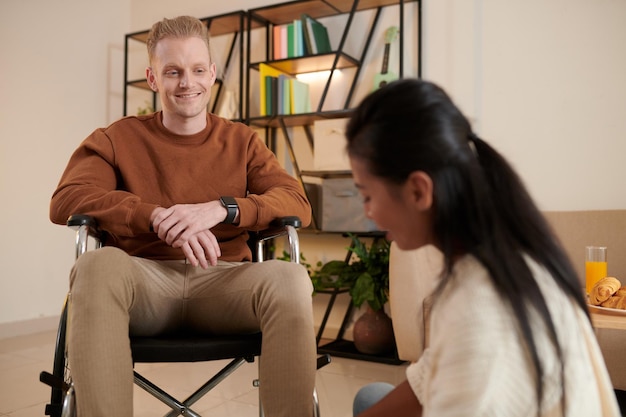 Foto man kijkt naar vriendin die veters bindt