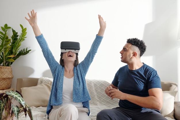 Man kijkt naar vriendin in VR-headset