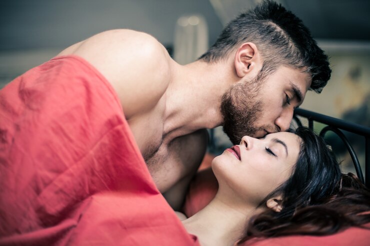 Photo man kiss a girl in a bed