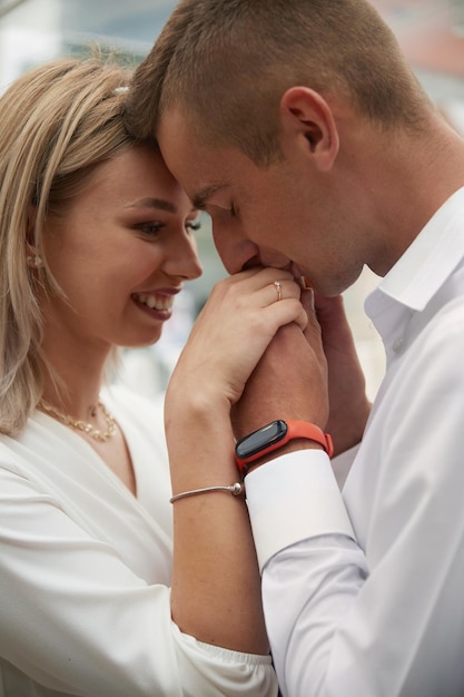 Foto uomo che bacia la mano di una donna in appuntamento