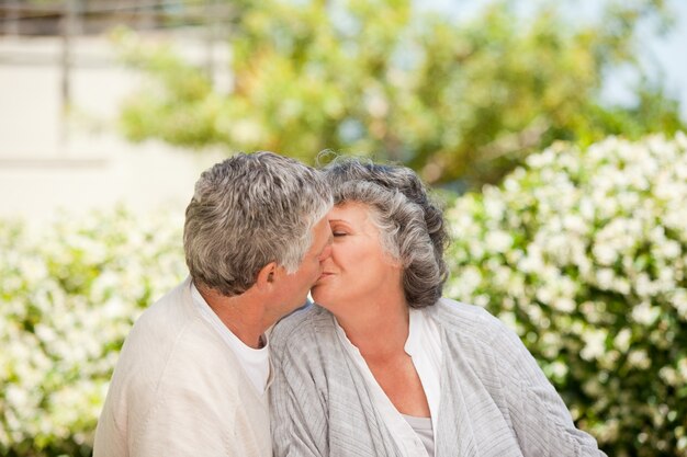 庭で彼の妻にキスする男