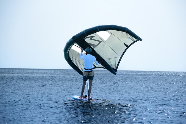 Man kitesurfen op het strand