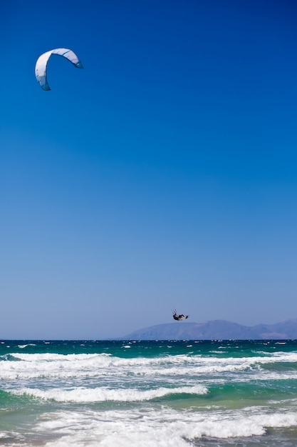 地中海でカイトサーフィンをする人