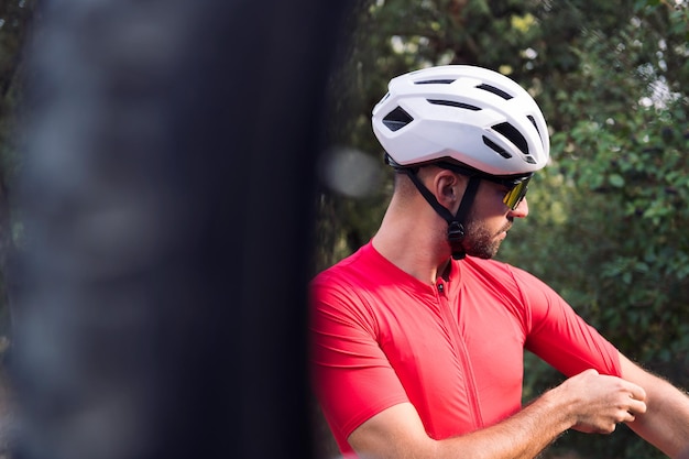 Man kleedt zich naast zijn busje om te gaan fietsen