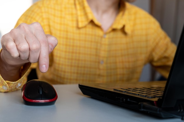 Man klikken op muis hand met computermuis dringende knop concept