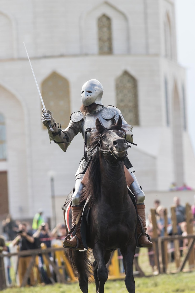 Photo 柵の後ろを見ている戦場の人々に馬に乗る男の騎士