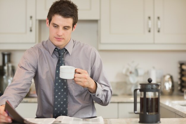 Man koffie drinken en krant lezen