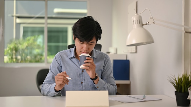 Man koffie drinken en werken op kantoor