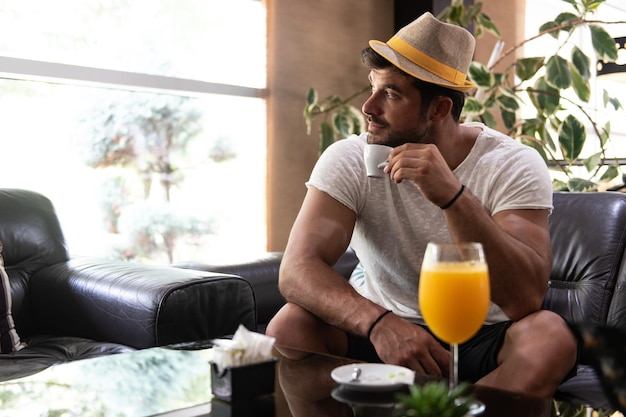 Foto man koffie drinken in een hotellobbybar