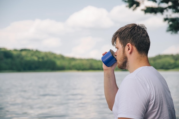 Man koffie drinken met prachtig uitzicht op het meer