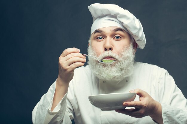 Man kok proeft eten