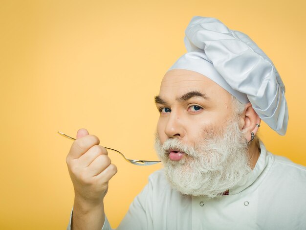 Man kok proeft eten