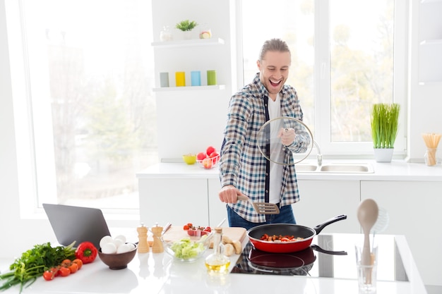 man kookt in de moderne keuken