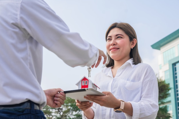 Man koopt een huis voor zijn vrouw