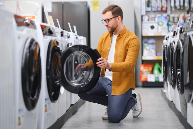 Man koopt nieuwe wasmachine
