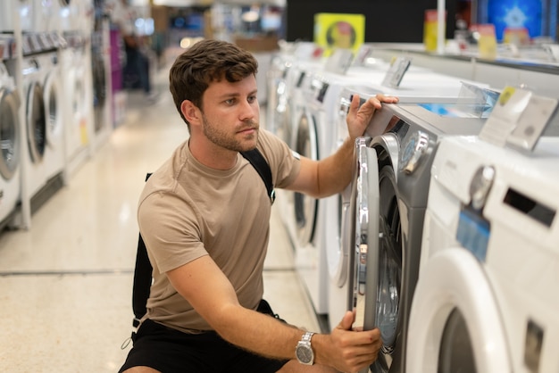 Man koopt nieuwe wasmachine