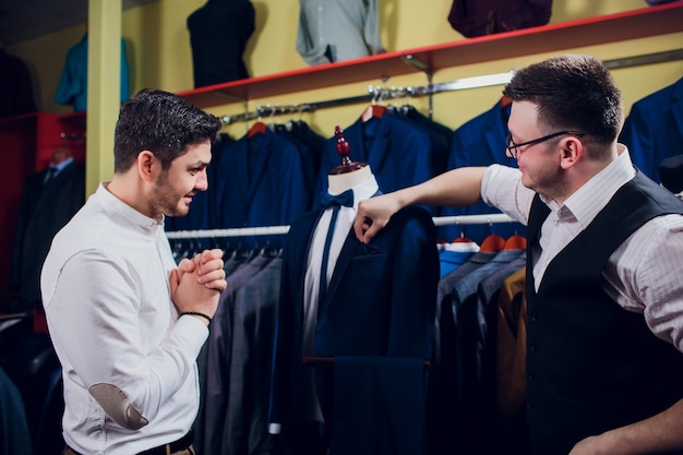 Man koopt pak in de winkel