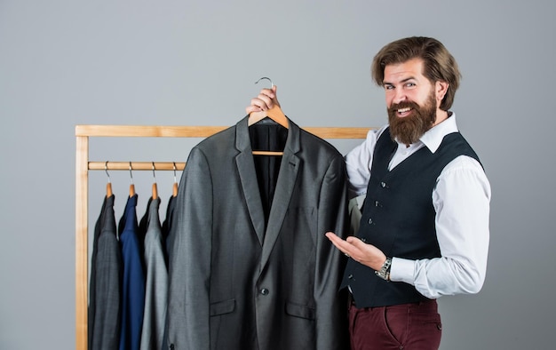 Foto man kopen kleding mode winkel herenkleding pak smoking klassiek ontwerpconcept