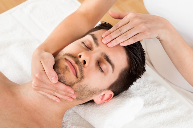 Man krijgt een spa-behandeling.