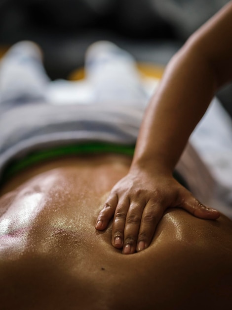 Man krijgt massage in spa