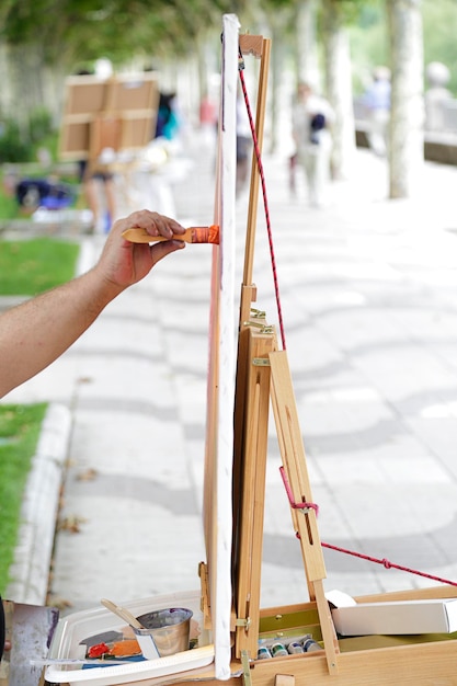 Man kunstenaar schilderij op straat