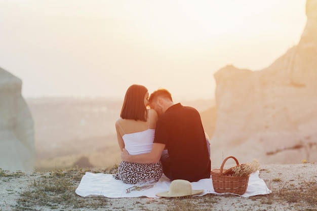 Man kust zijn vrouw op de schouder