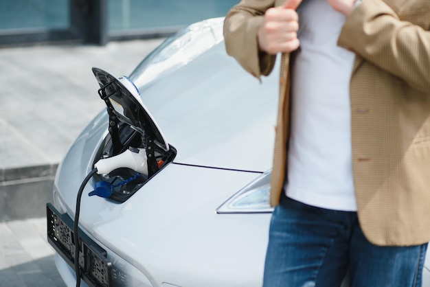 Man laadt een elektrische auto op aan het laadstation