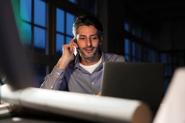 Man laat werken in office