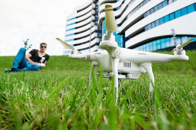 Man lanceert drone buitenshuis