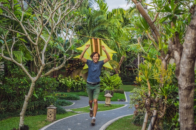 Man lanceert een vlieger in het park in Ubud Bali Island Indonesia