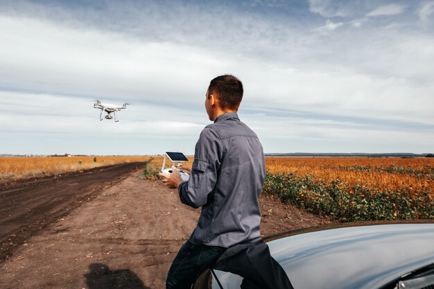 Uomo che lancia drone in estate