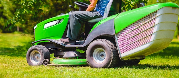 Photo a man and a lawn mower. long banner