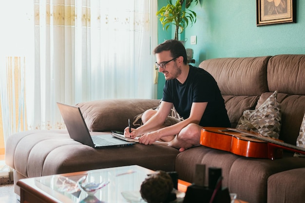 Man learns to play guitar from home