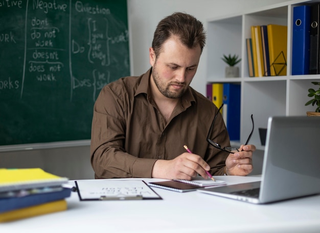 Man leert kinderen een engelse les online