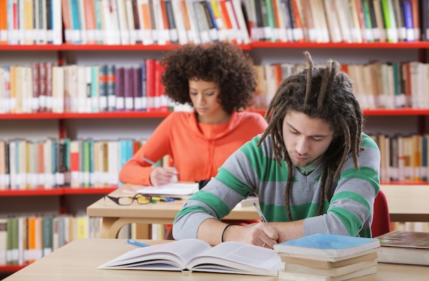 man lees boek in de bibliotheek