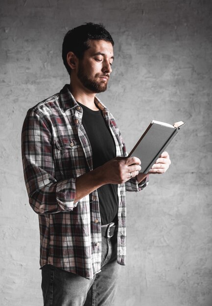 Man leest. Boek in zijn handen. onderwijs, ontwikkeling, kennis