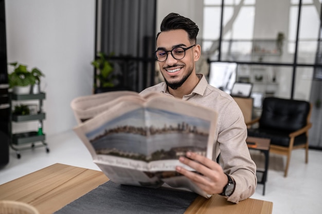 Man leest krant aan tafel