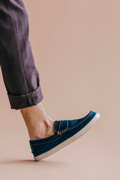 Gamba uomo in jeans e scarpa slip-on