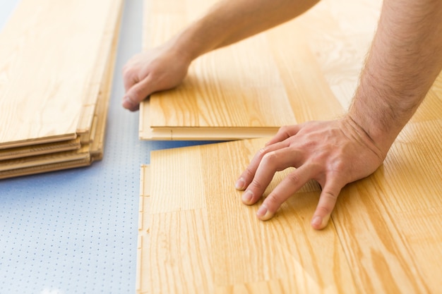 Man leggen van een nieuwe vloer planken, close-up