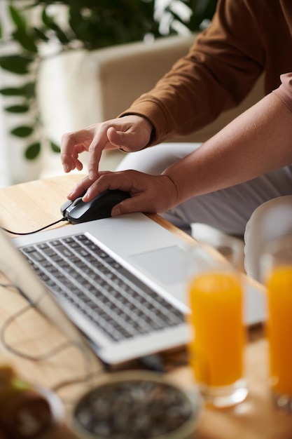 Man legt uit hoe je een computermuis moet gebruiken