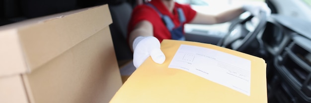 Man levert gele envelop van auto close-up