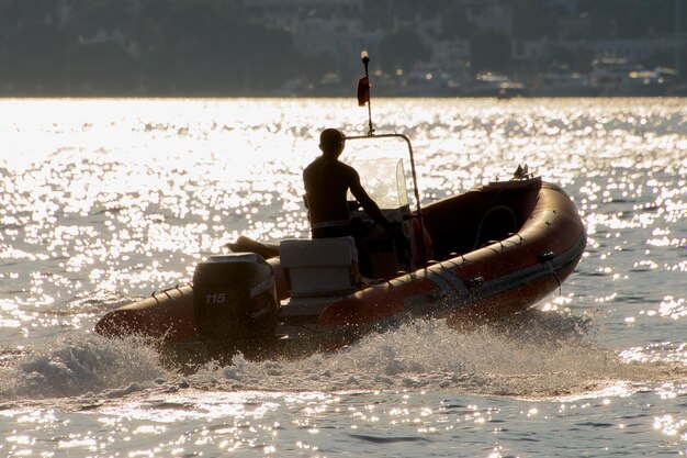 Foto uomo in scialuppa di salvataggio in mare