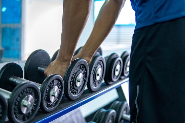 Photo a man lifting weights in a gym