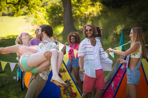 Foto uomo donna di sollevamento in campeggio