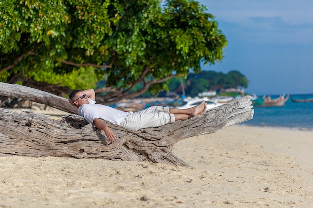 Man liggend op het strand