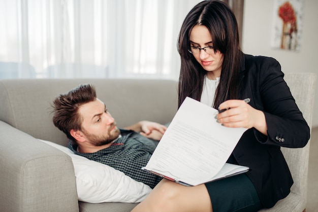 Man ligt op de bank bij de receptie van de psychotherapeut