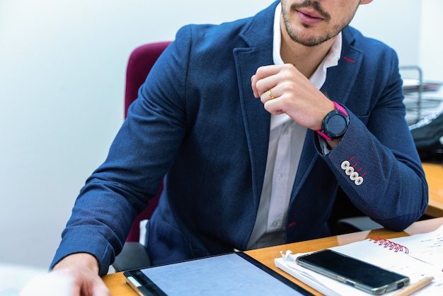 Foto uomo che ascolta i suoi clienti nel suo ufficio mentre parla di affari