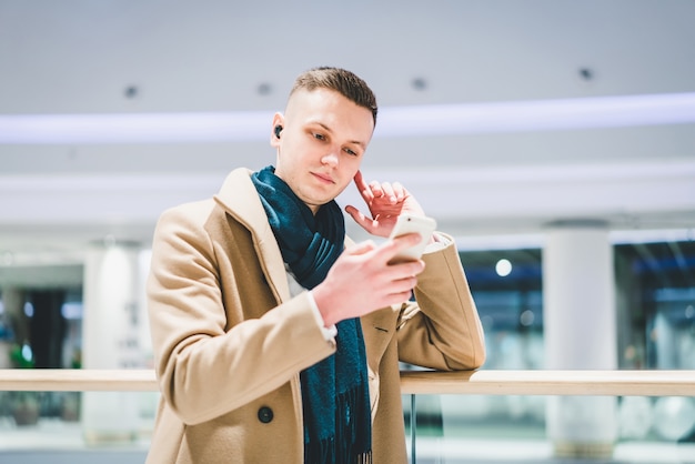 Uomo che ascolta la musica in aeroporto