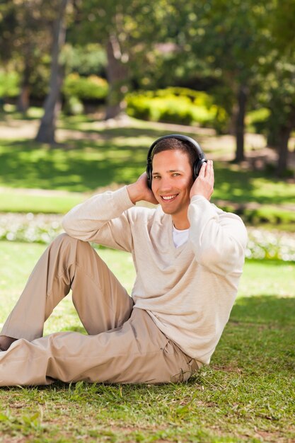 Человек слушает музыку в парке